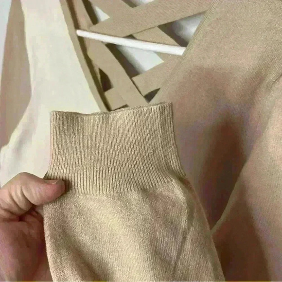 Love Ellie Sweater Womens Large White Tan Pink 
V Neck , Long Sleeve NWOT - Picture 4 of 8